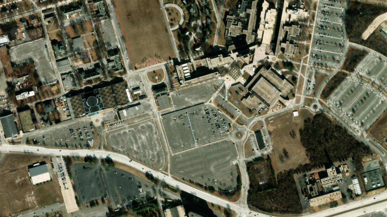 333 EARLE OVINGTON BOULEVARD, UNIONDALE, NY（本社・衛星）