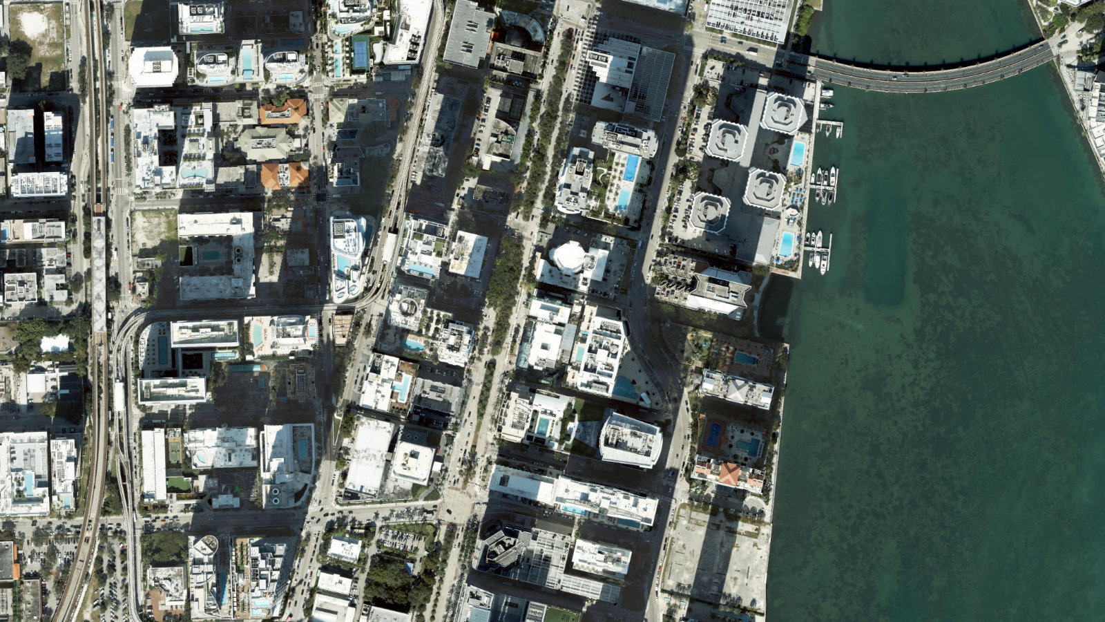 1101 BRICKELL AVENUE, MIAMI, FL(本社・衛星)