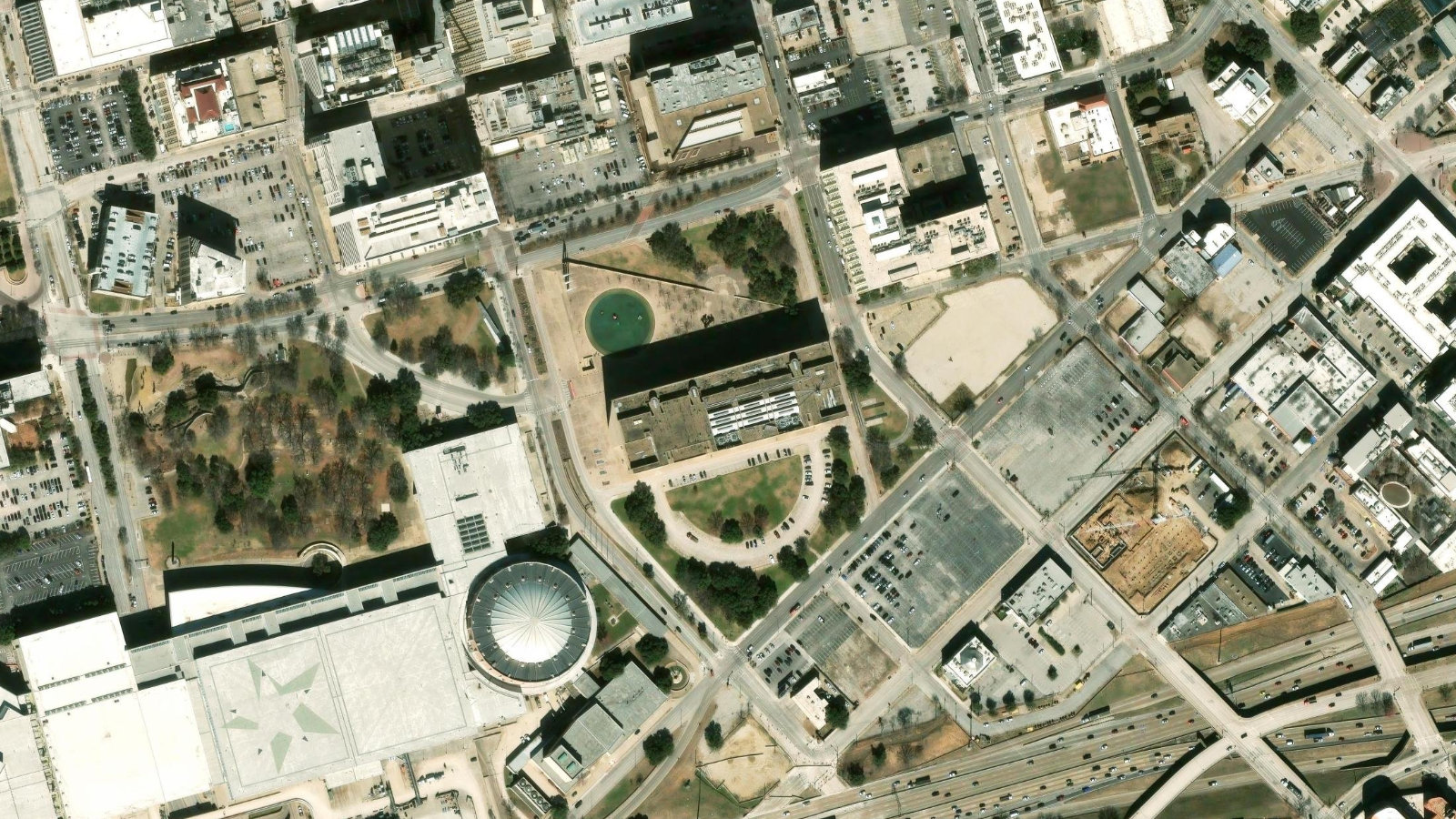 500 N. AKARD SREET, DALLAS, TX（本社・衛星）