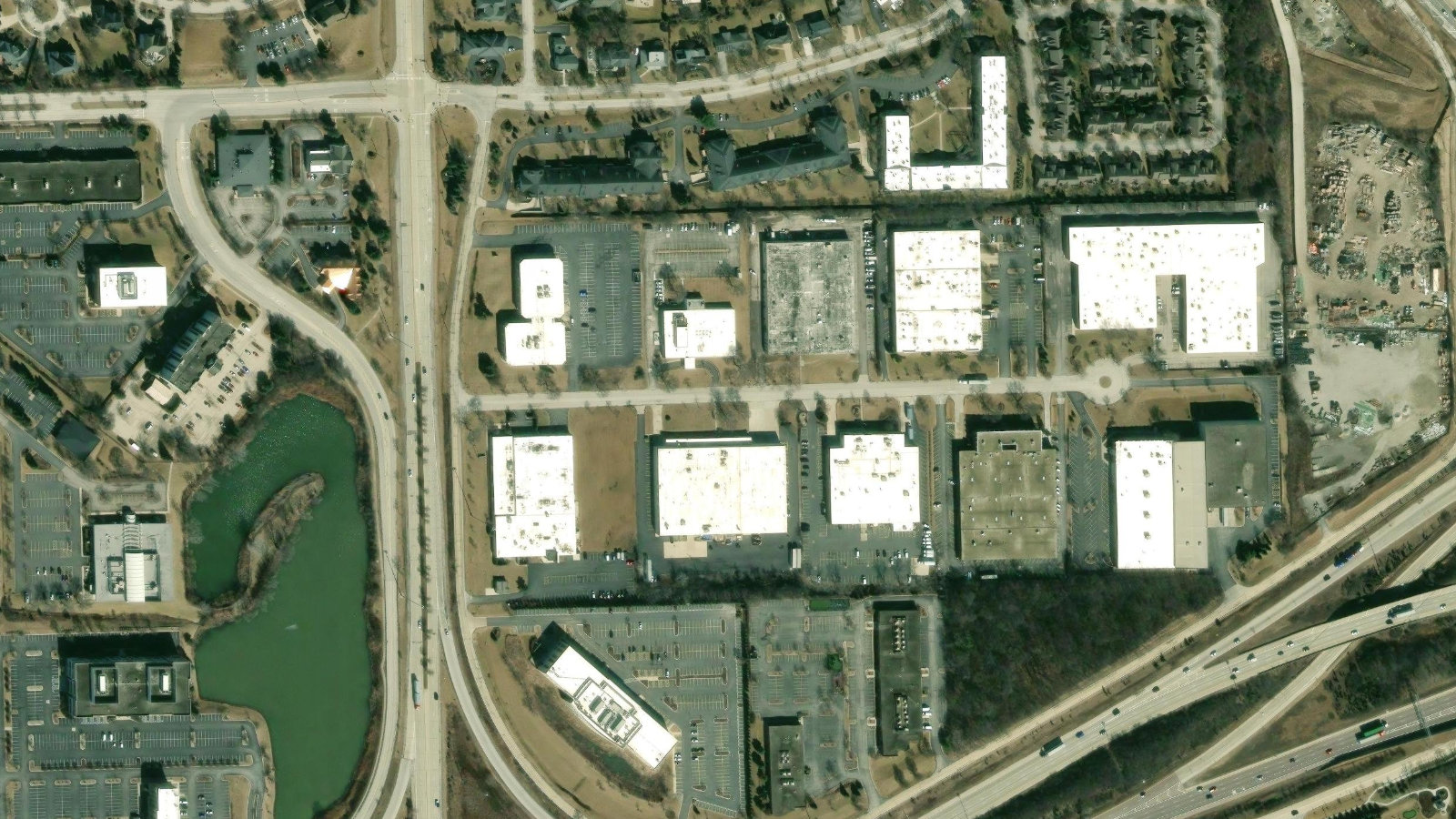 140 TOWER DRIVE, BURR RIDGE, IL（本社・衛星）