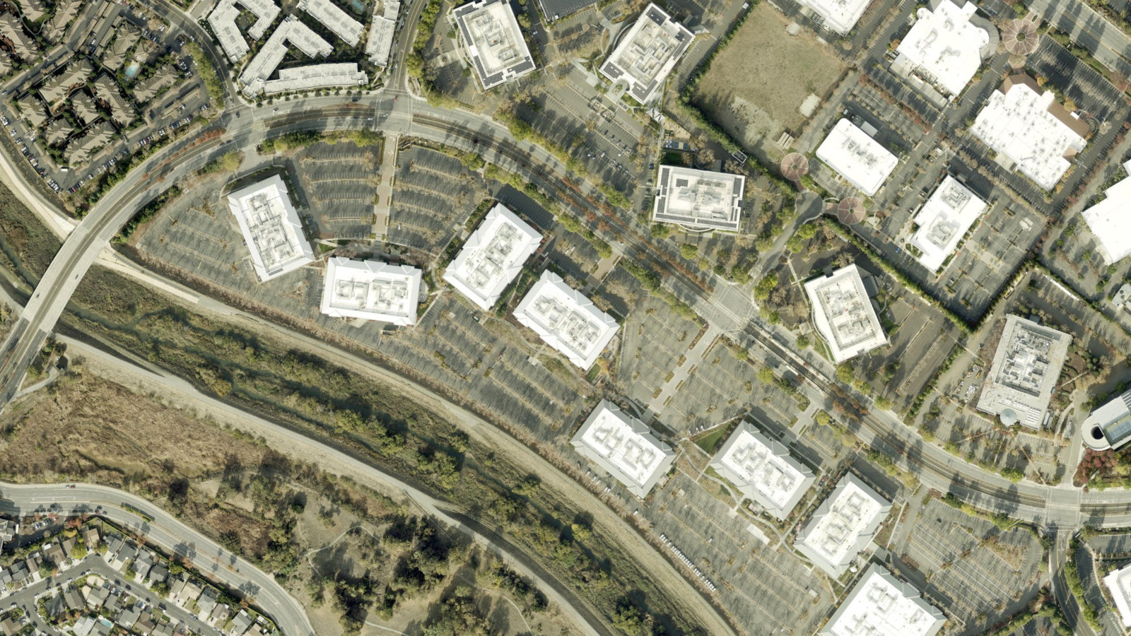 190 WEST TASMAN DRIVE, SAN JOSE, CA（本社・衛星）