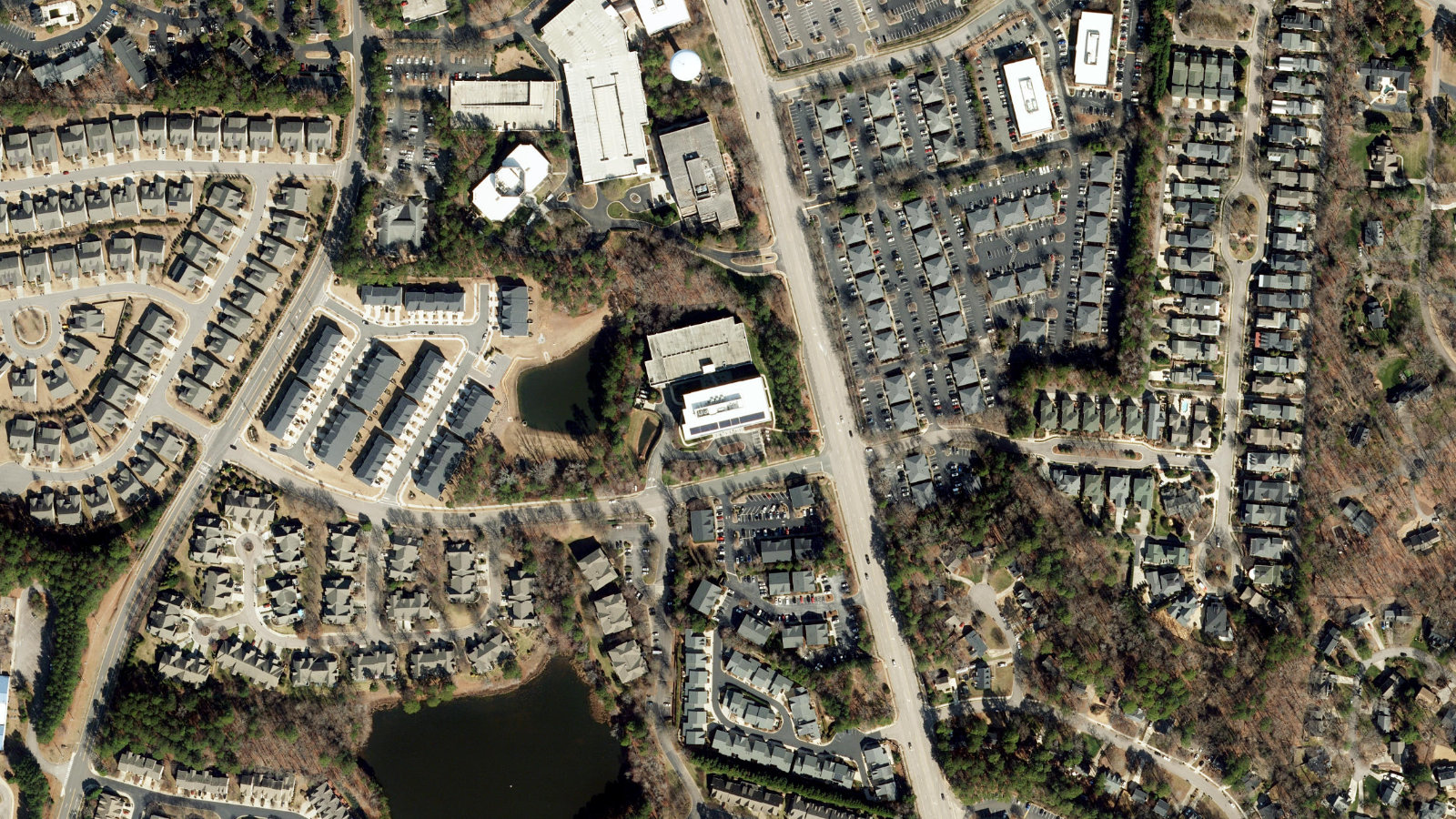 8325 SIX FORKS ROAD, RALEIGH, NC（本社・衛星）