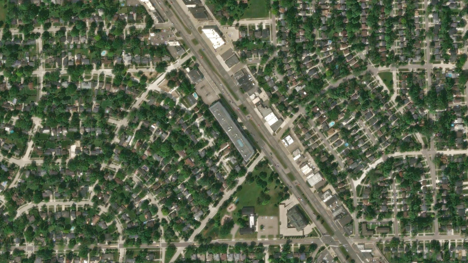 32301 WOODWARD AVENUE, ROYAL OAK, MI(本社・衛星)