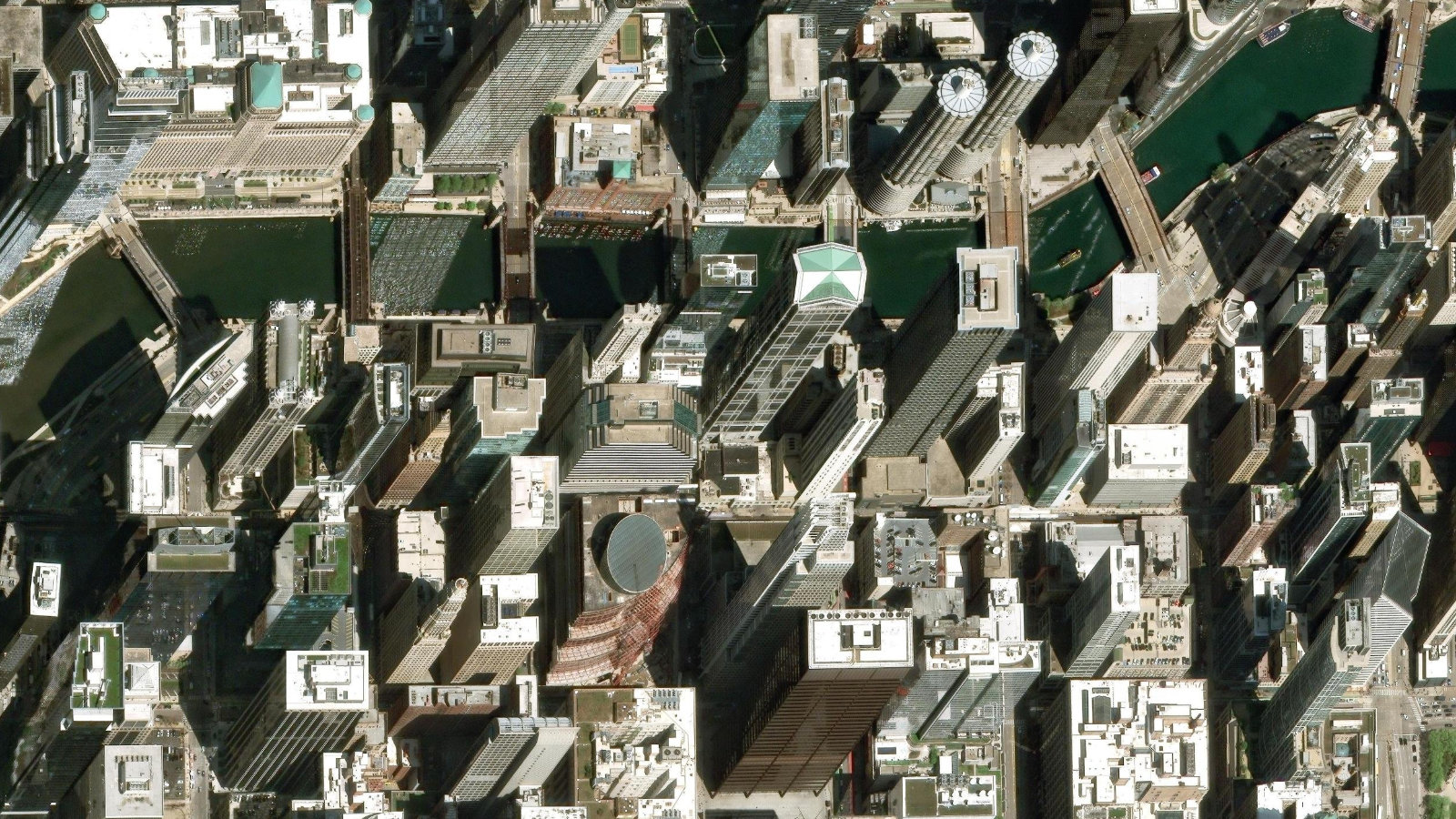 77 W. WACKER DR., CHICAGO, IL（本社・衛星）