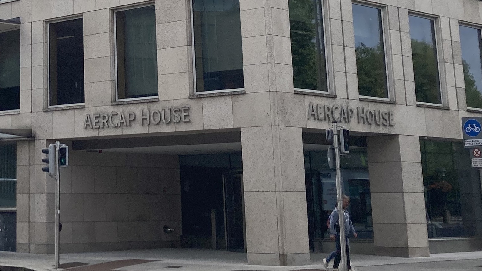 アイルランド・ダブリンのセントスティーブンス・グリーンに立つ AerCap の世界本社「AERCAP HOUSE」。角の入口の両面に社名が刻まれている。