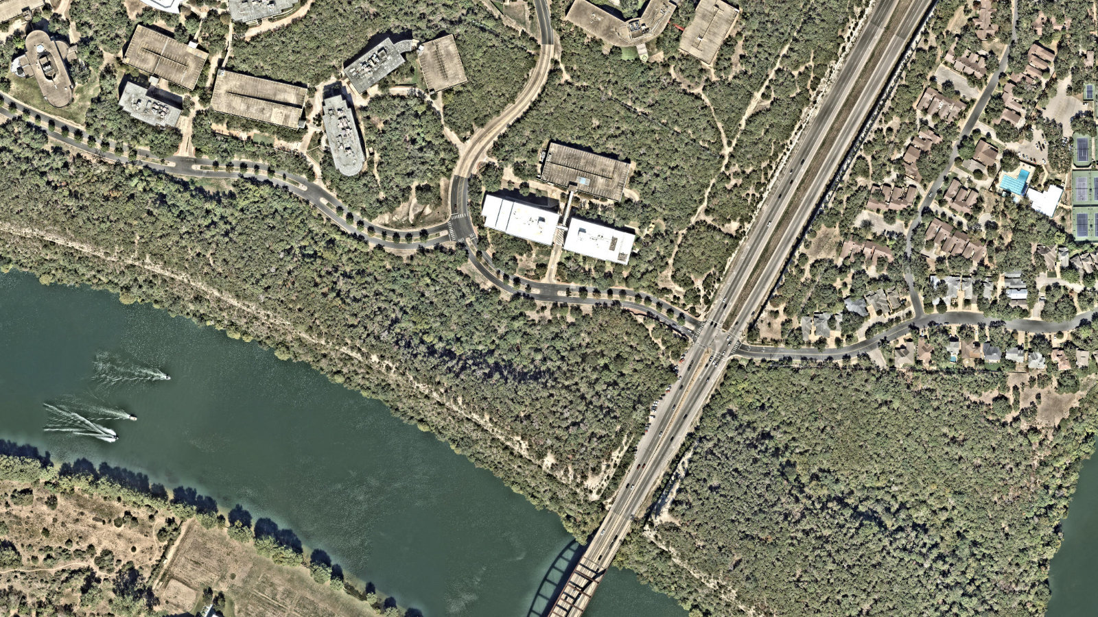 5918 WEST COURTYARD DRIVE, AUSTIN, TX（本社・衛星）
