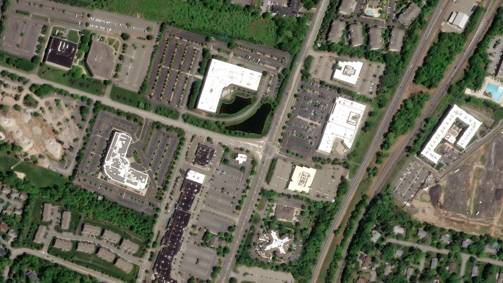 123 TICE BLVD., WOODCLIFF LAKE, NJ(本社・衛星)