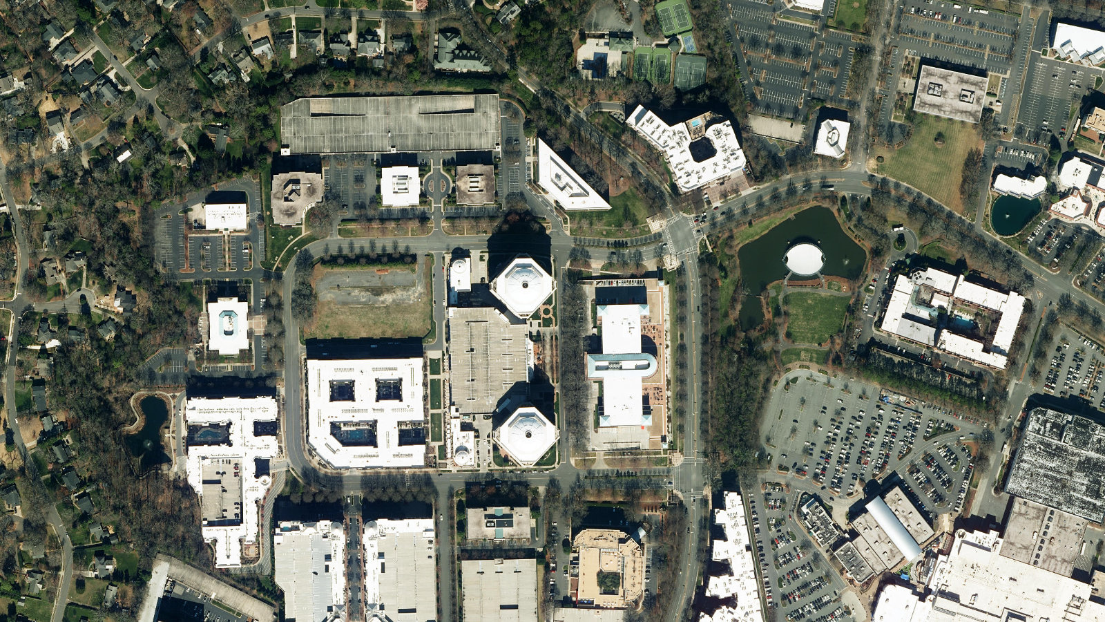 4250 CONGRESS STREET, CHARLOTTE, NC（本社・衛星）