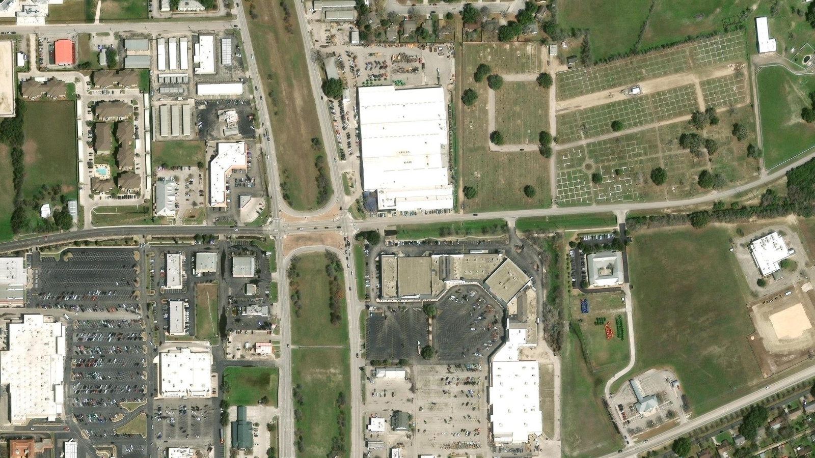 1627 E WALNUT, SEGUIN, TX（本社・衛星）