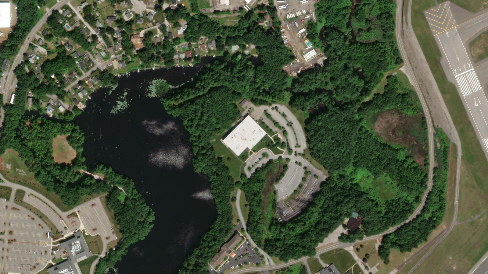 955 PERIMETER ROAD, MANCHESTER, NH（本社・衛星）