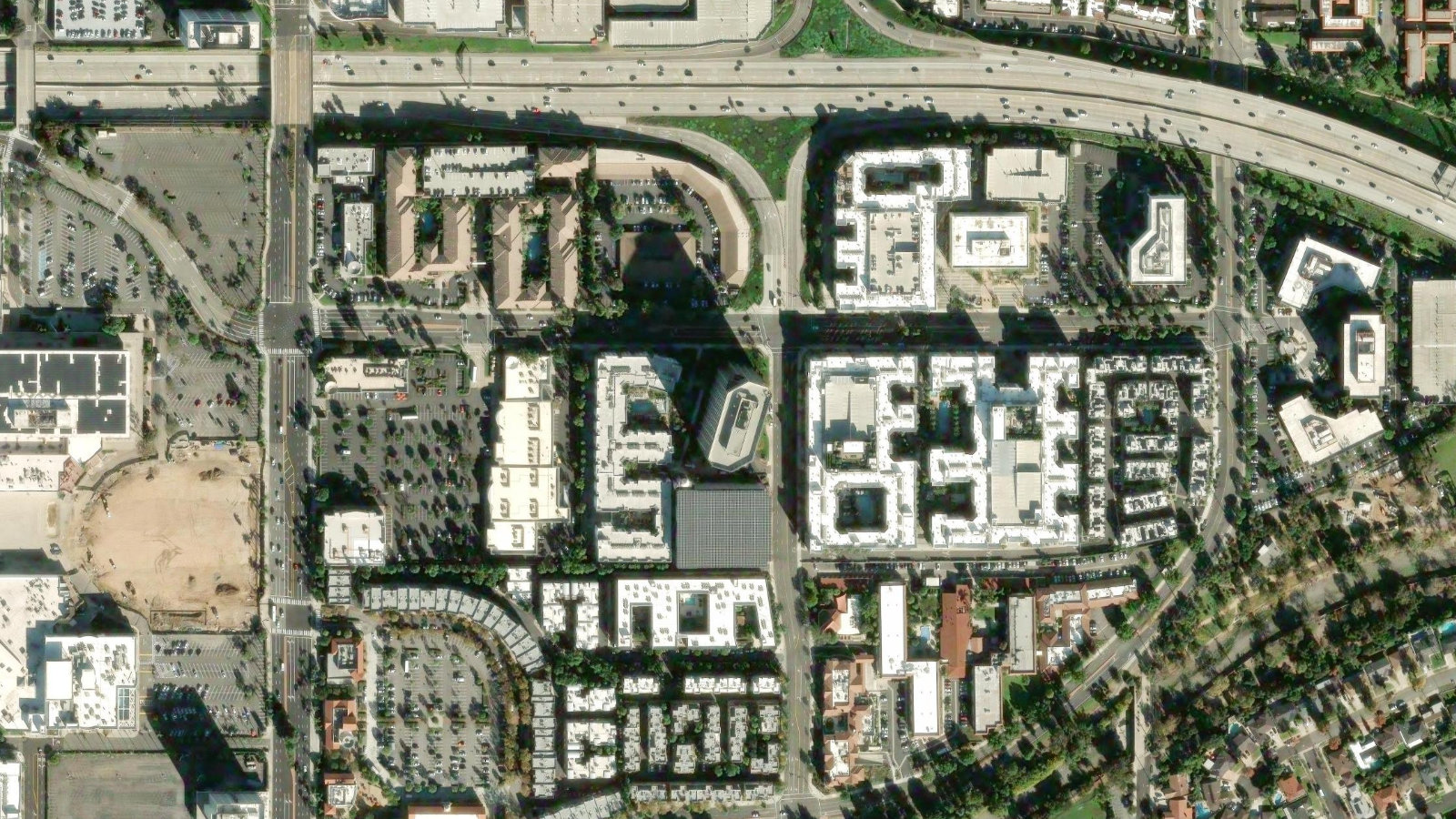 1100 W. TOWN AND COUNTRY ROAD, ORANGE, CA(本社・衛星)