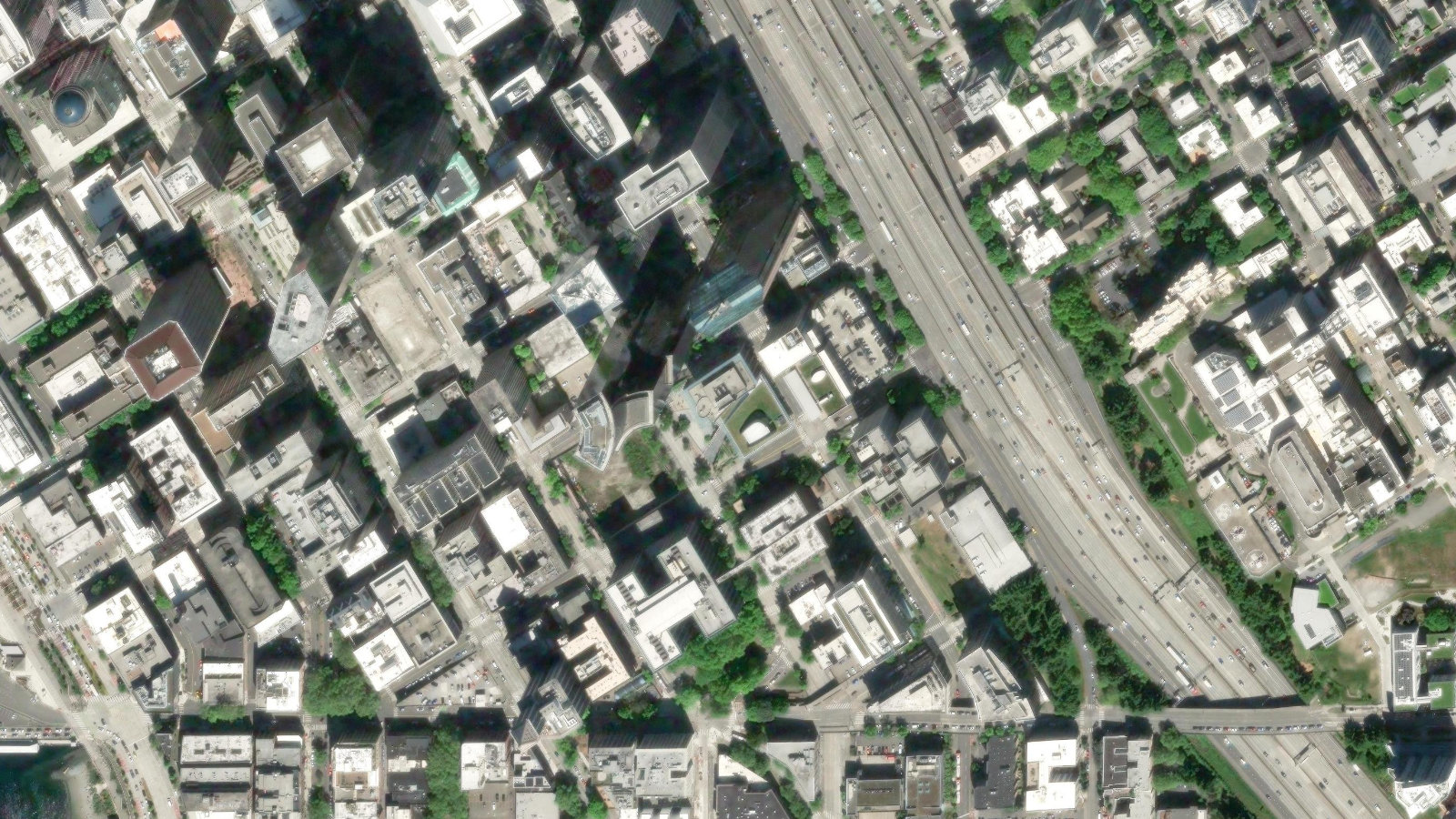 19300 INTERNATIONAL BOULEVARD, SEATTLE, WA(本社・衛星)