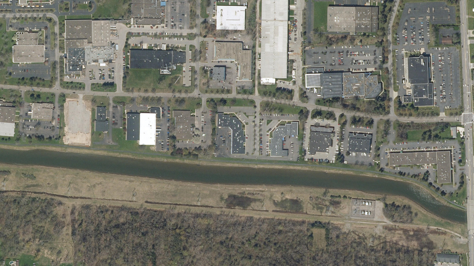 495 COMMERCE DRIVE, AMHERST, NY（本社・衛星）