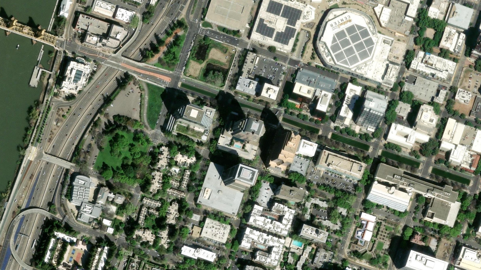 400 CAPITOL MALL, SACRAMENTO, CA（本社・衛星）