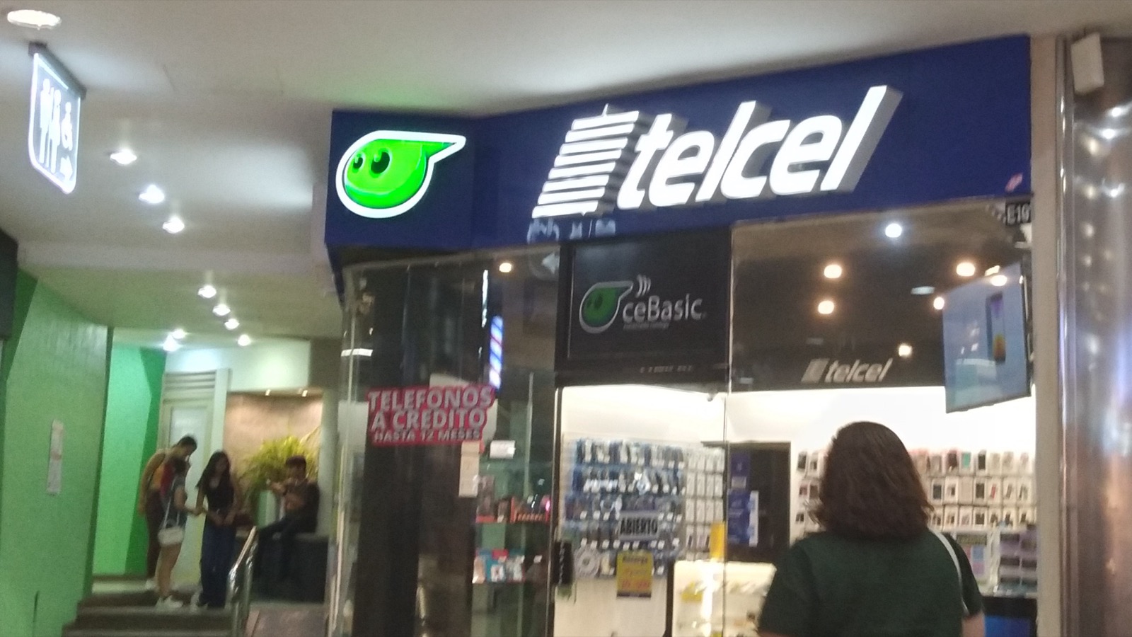 メキシコのショッピングモール内にある Telcel(テルセル)店舗。Telcel は America Movil の中核ブランドで、同社の本国メキシコにおける最大の携帯通信サービス。青地の看板に白い「telcel」ロゴがはっきり読める。