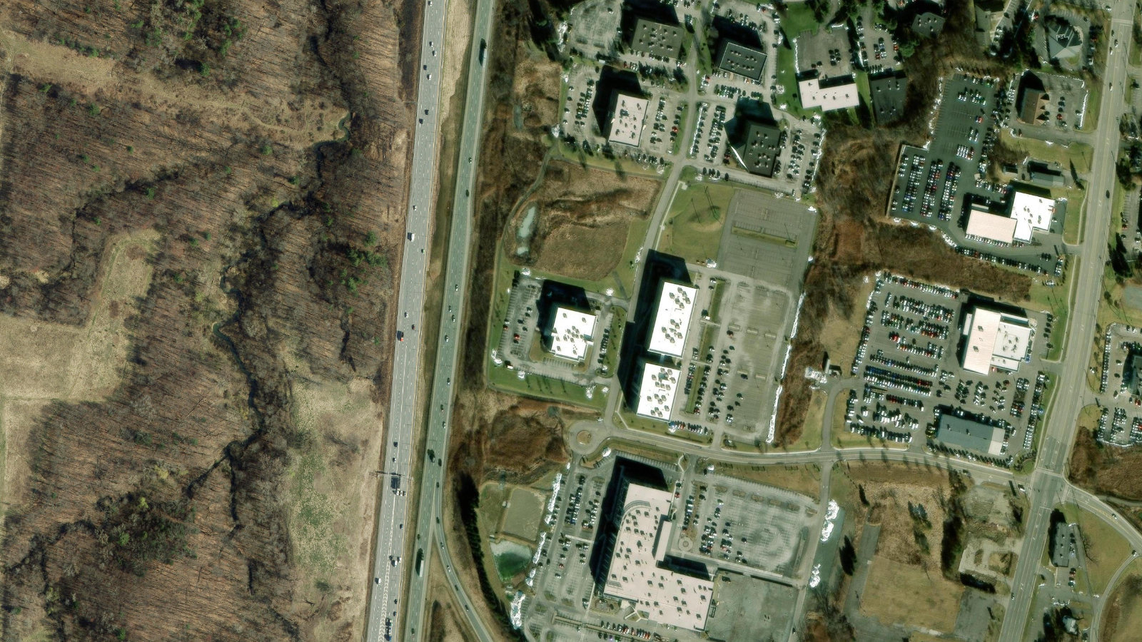 14 PLAZA DRIVE, LATHAM, NY(本社・衛星)