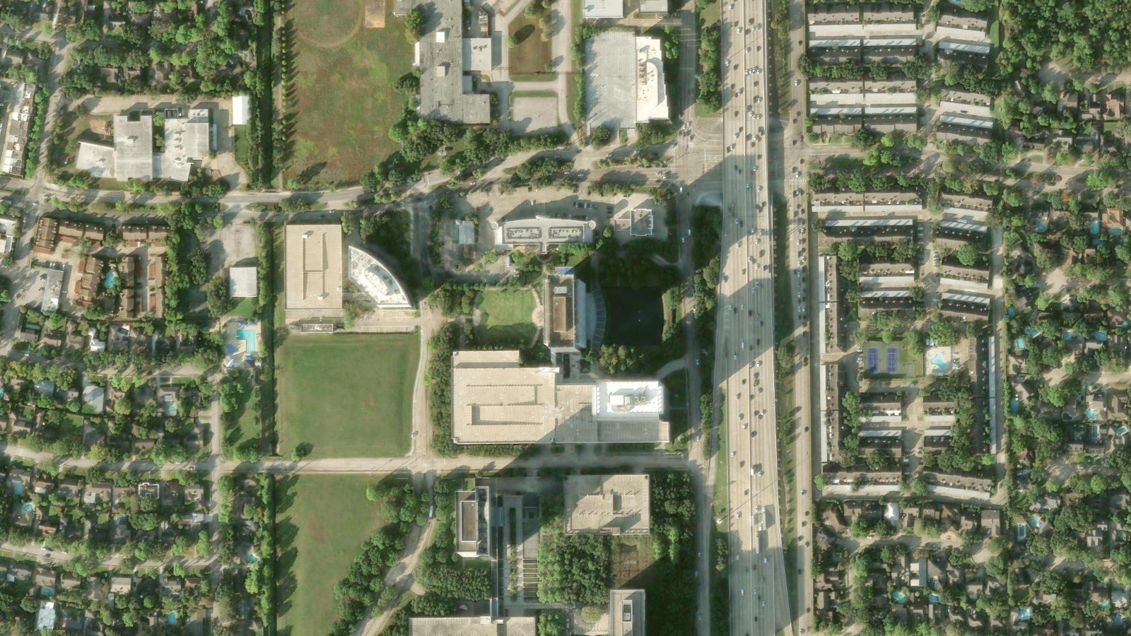 2000 W SAM HOUSTON PKWY S, HOUSTON, TX（本社・衛星）