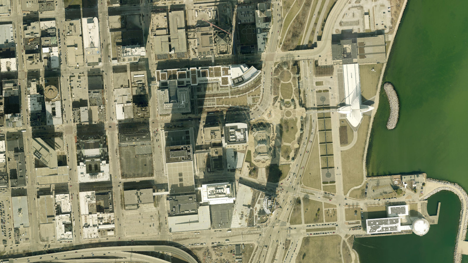 875 E. WISCONSIN AVENUE, MILWAUKEE, WI（本社・衛星）