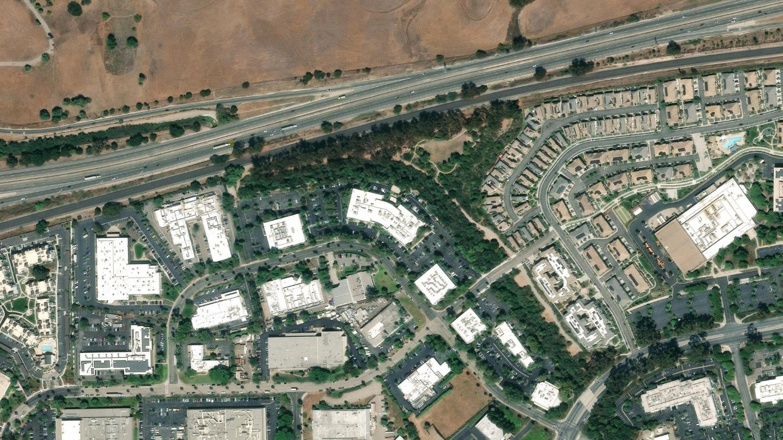 70 CASTILIAN DRIVE, SANTA BARBARA, CA（本社・衛星）