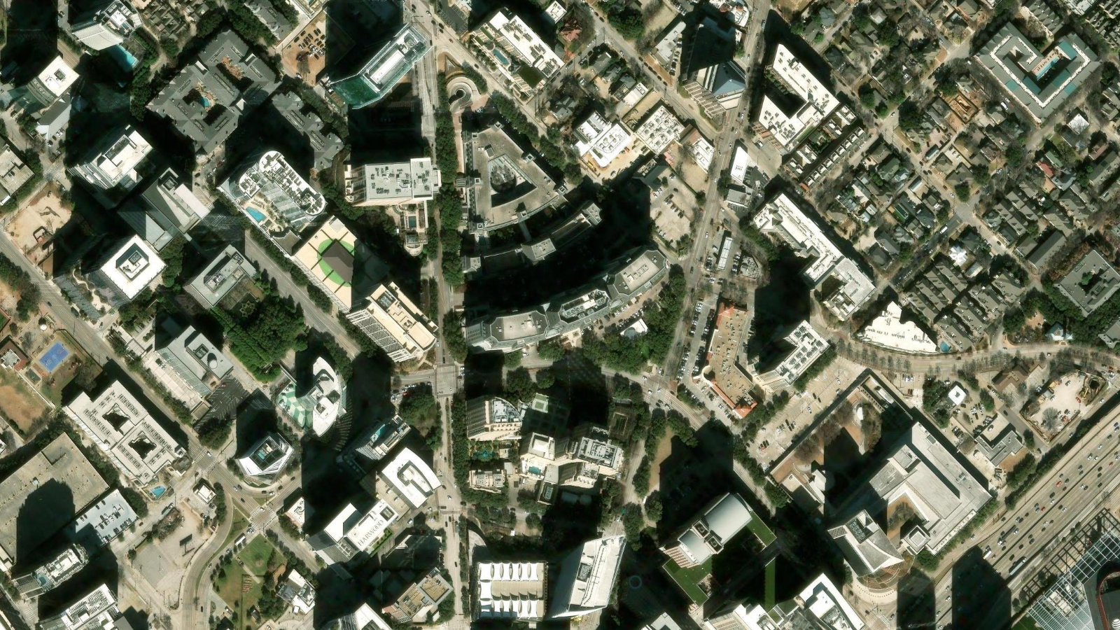 200 CRESCENT CT, DALLAS, TX(本社・衛星)