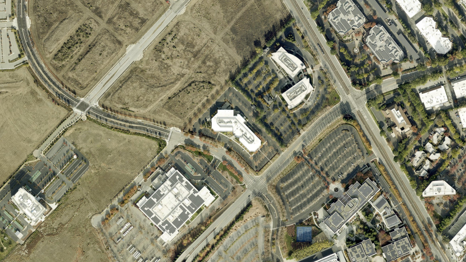 2300 ORCHARD PKWY, SAN JOSE, CA（本社・衛星）