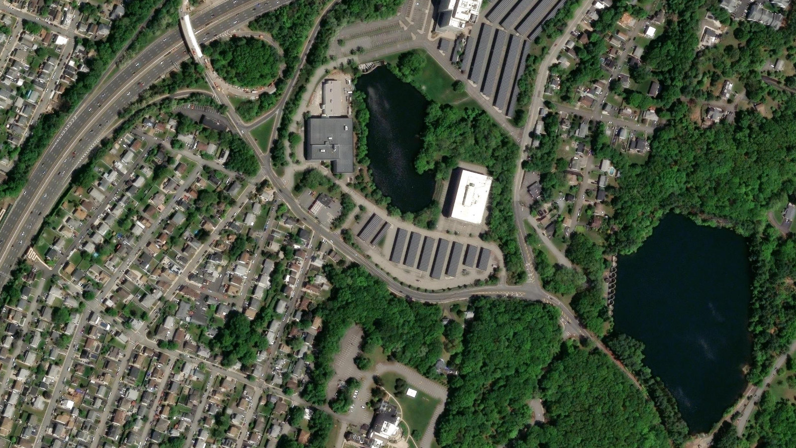 3 GARRET MOUNTAIN PLAZA, WOODLAND PARK, NJ（本社・衛星）