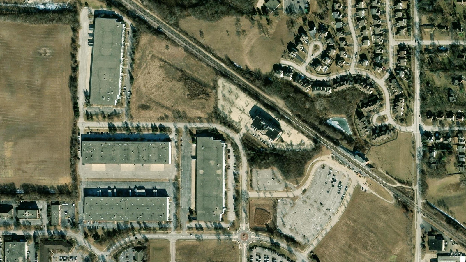 265 EXCHANGE DRIVE, CRYSTAL LAKE, IL(本社・衛星)