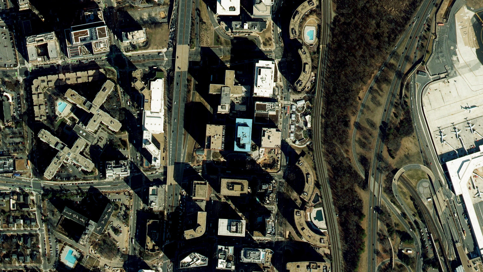 241 18TH STREET SOUTH, ARLINGTON, VA（本社・衛星）