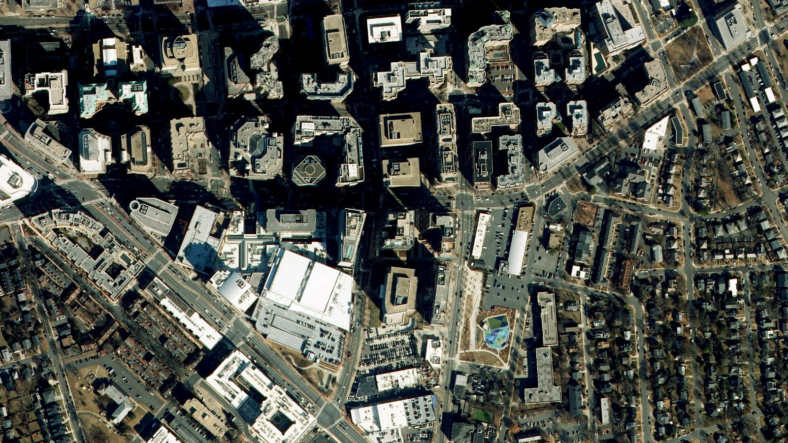 4040 WILSON BOULEVARD, ARLINGTON, VA（本社・衛星）