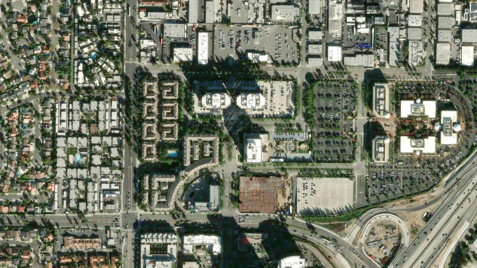 3 MACARTHUR PLACE, SANTA ANA, CA(本社・衛星)
