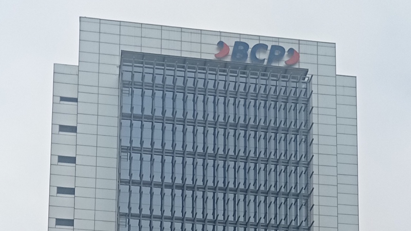 リマにある Banco de Crédito del Perú(BCP)本店ビル。屋上の BCP ロゴが目印で、Credicorp の中核子会社にあたる。