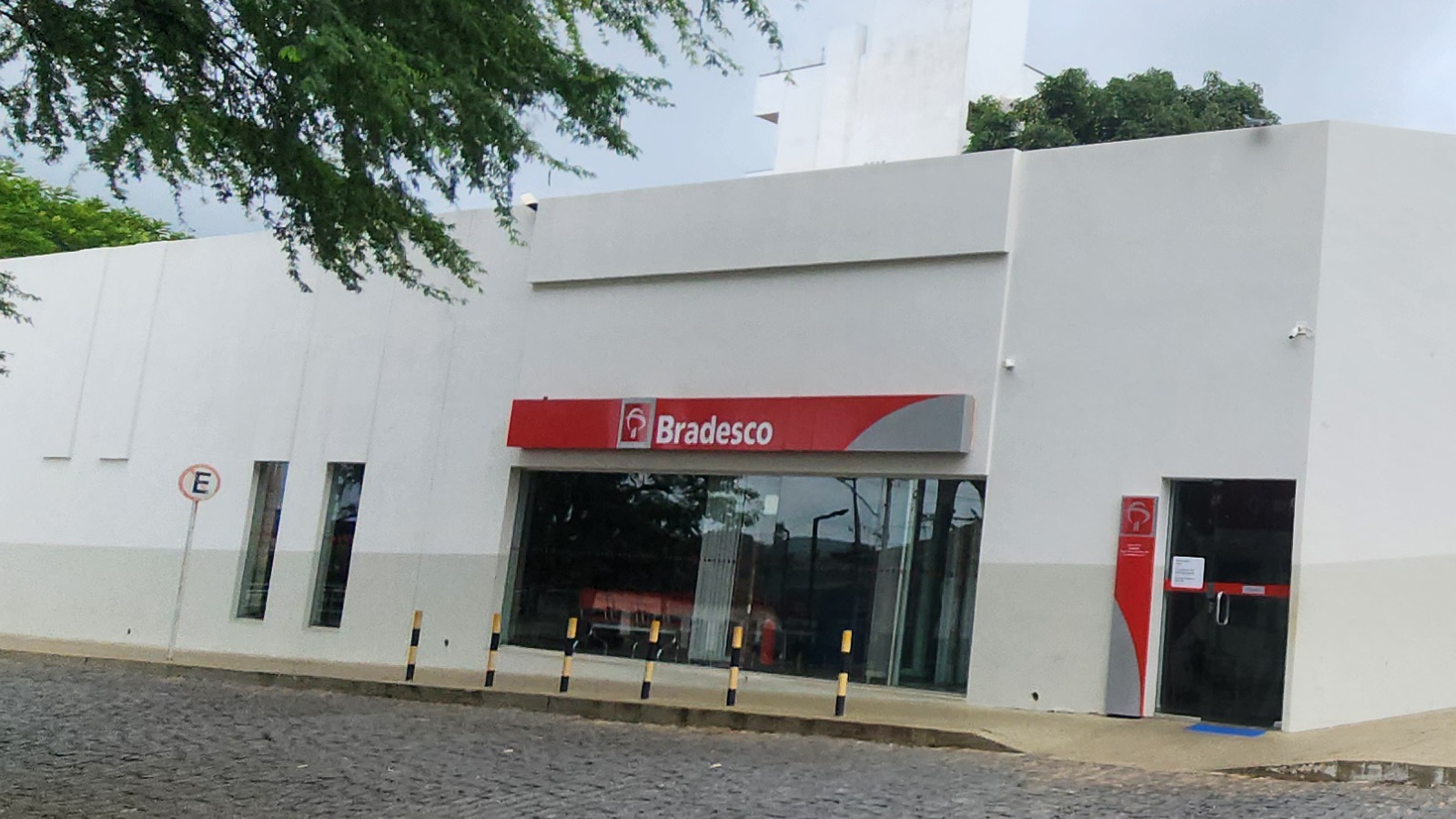ブラジル・バイーア州カエチテのブラデスコ支店。赤いサインボードの社名とロゴが正面に掲げられている