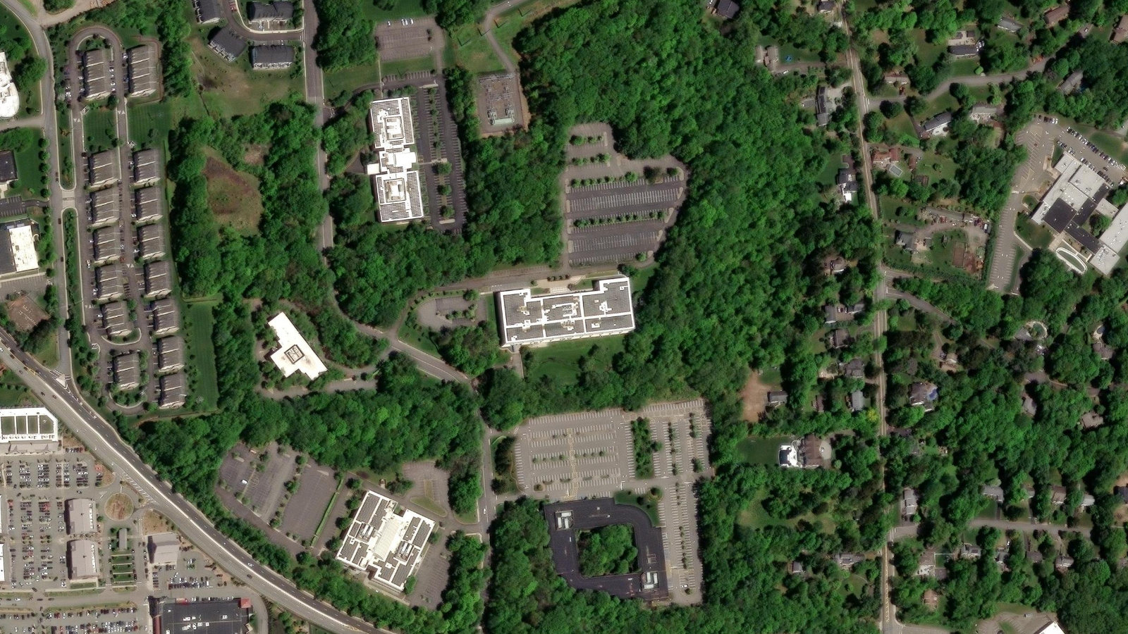 5 PARAGON DRIVE, MONTVALE, NJ(本社・衛星)