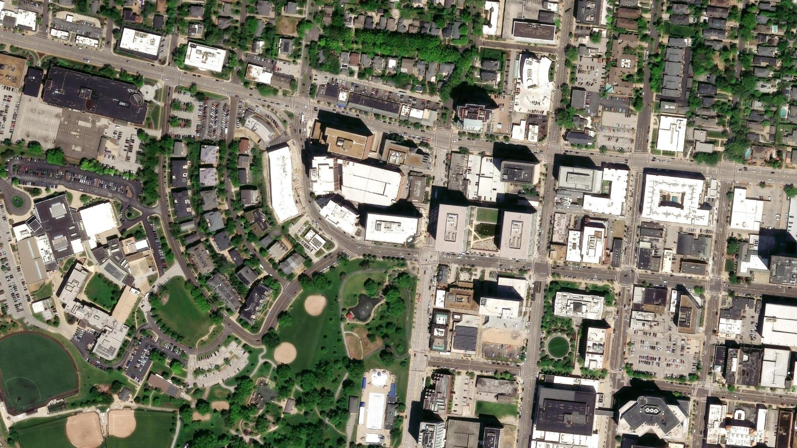 1 NORTH BRENTWOOD BLVD, ST. LOUIS, MO（本社・衛星）
