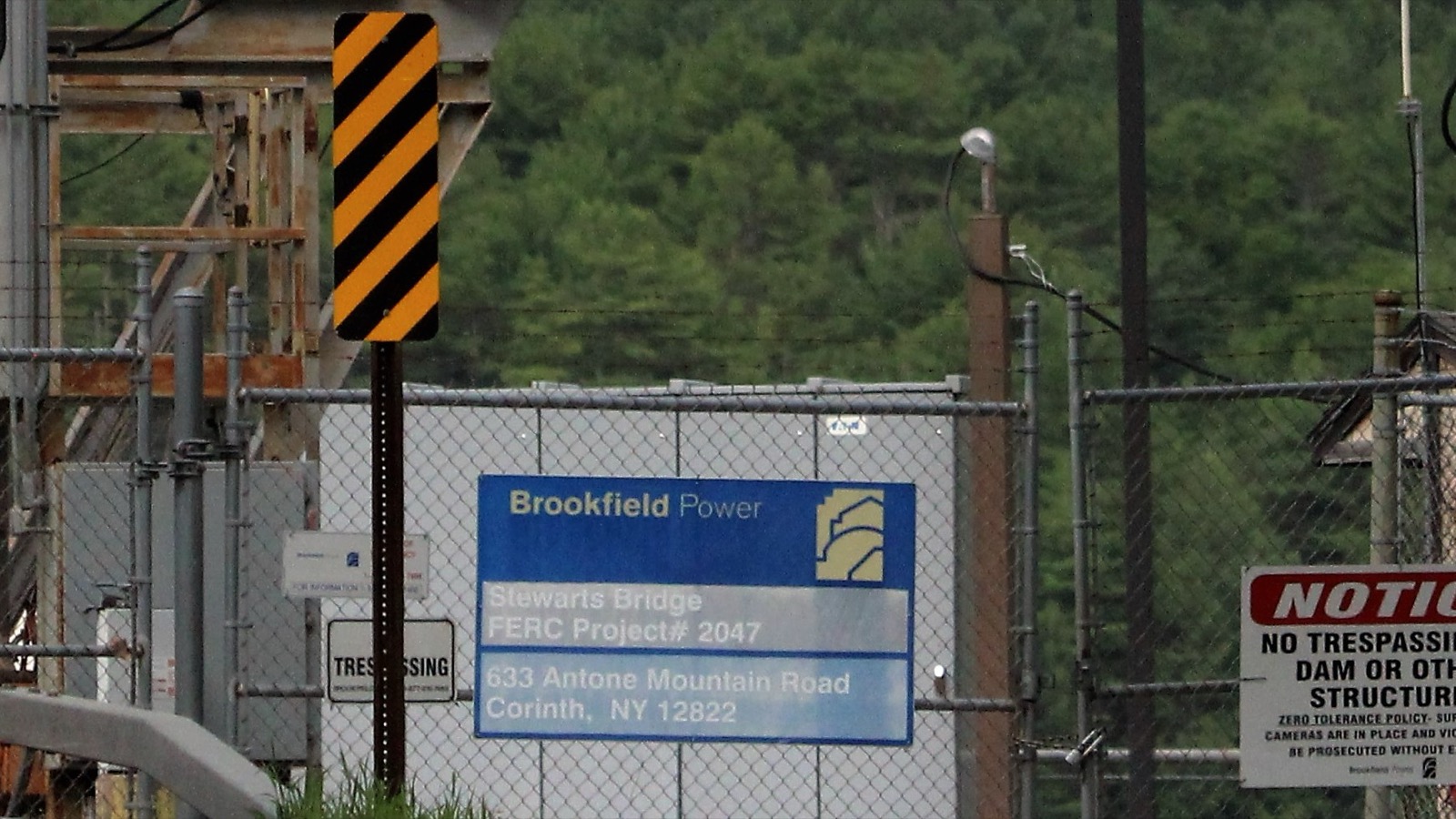 ニューヨーク州コリンスの Stewarts Bridge 水力発電所。ゲート脇に「Brookfield Power」の看板が掲げられ、Brookfield Renewable が運営する発電資産であることが分かる。