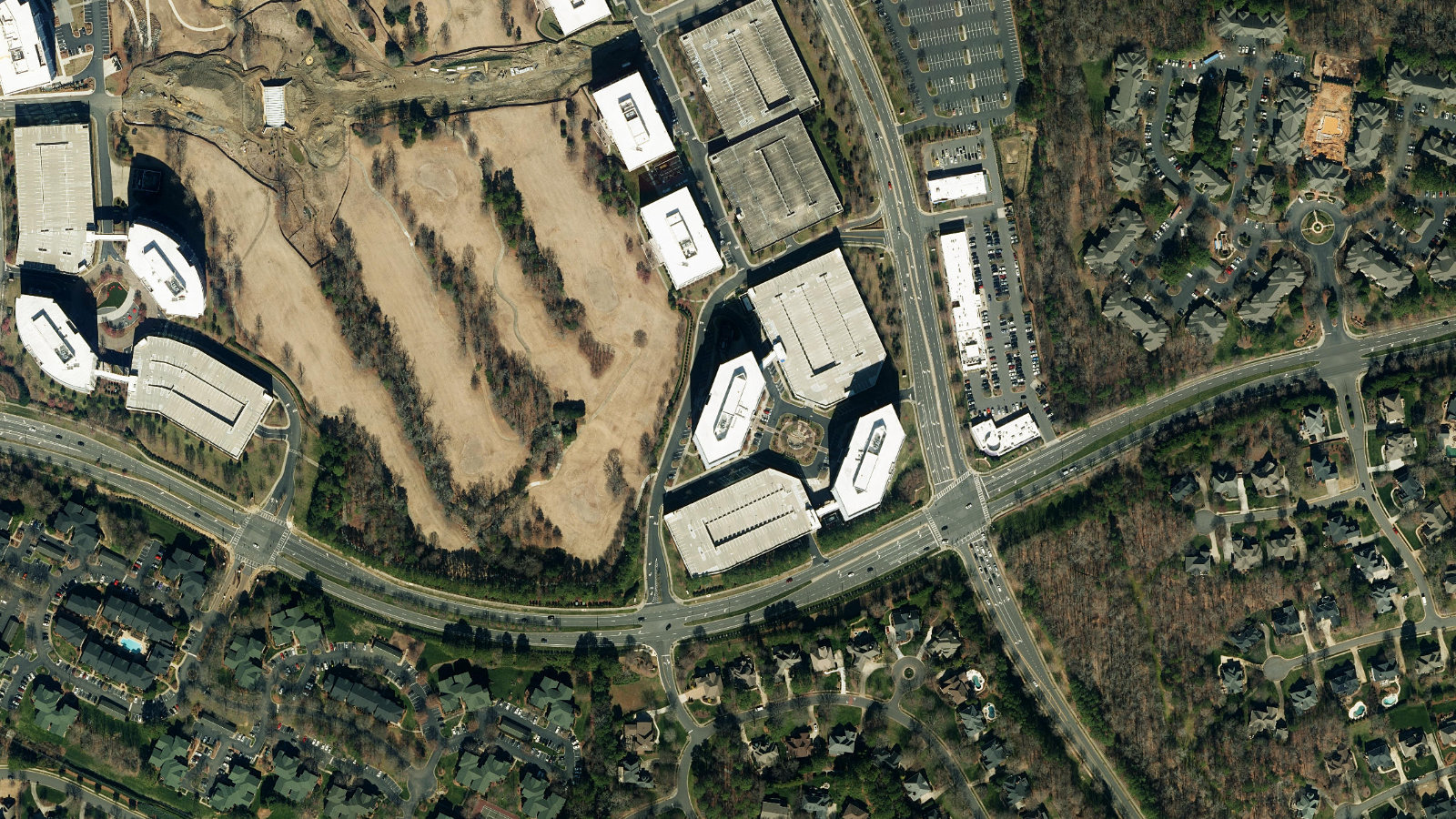 11225 N COMM, CHARLOTTE, NC(本社・衛星)