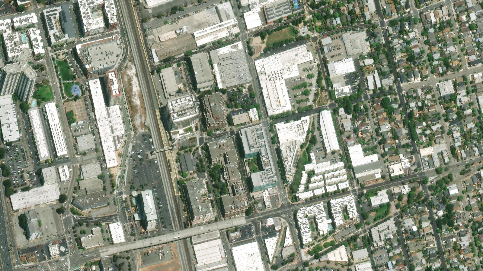 5885 HOLLIS STREET, EMERYVILLE, CA（本社・衛星）