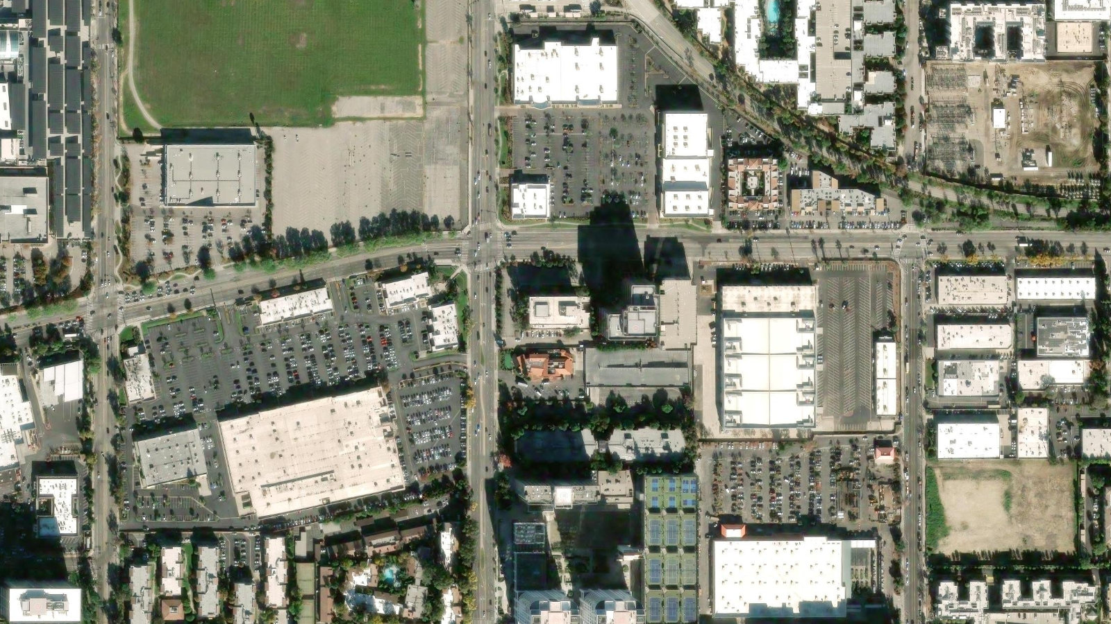 21300 VICTORY BOULEVARD, WOODLAND HILLS, CA（本社・衛星）