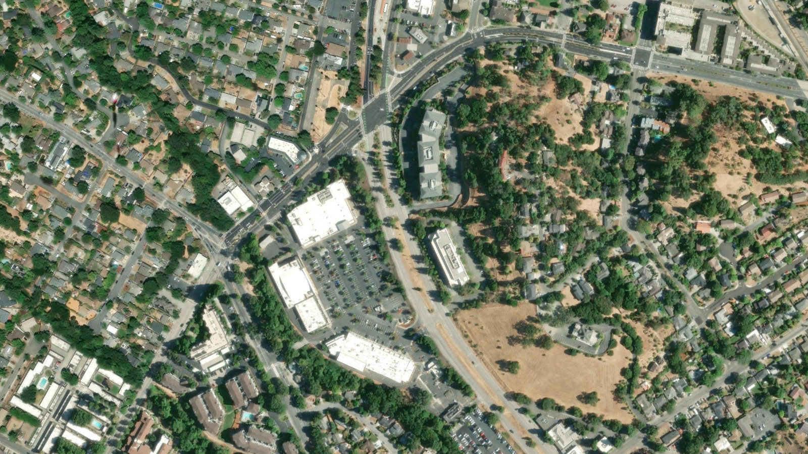 7250 REDWOOD BLVD., NOVATO, CA（本社・衛星）