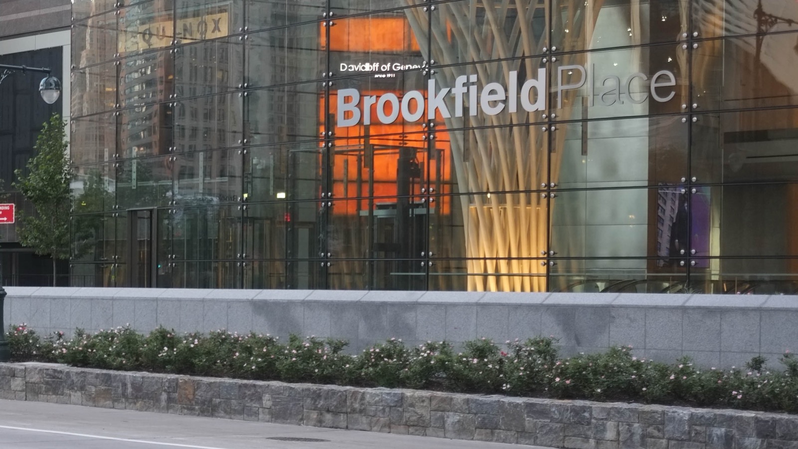 ニューヨークのブルックフィールド・プレイス。ガラスファサードに大きく掲げられた「Brookfield Place」の社名と、その奥に見えるカラトラバ設計の金色パビリオン柱。