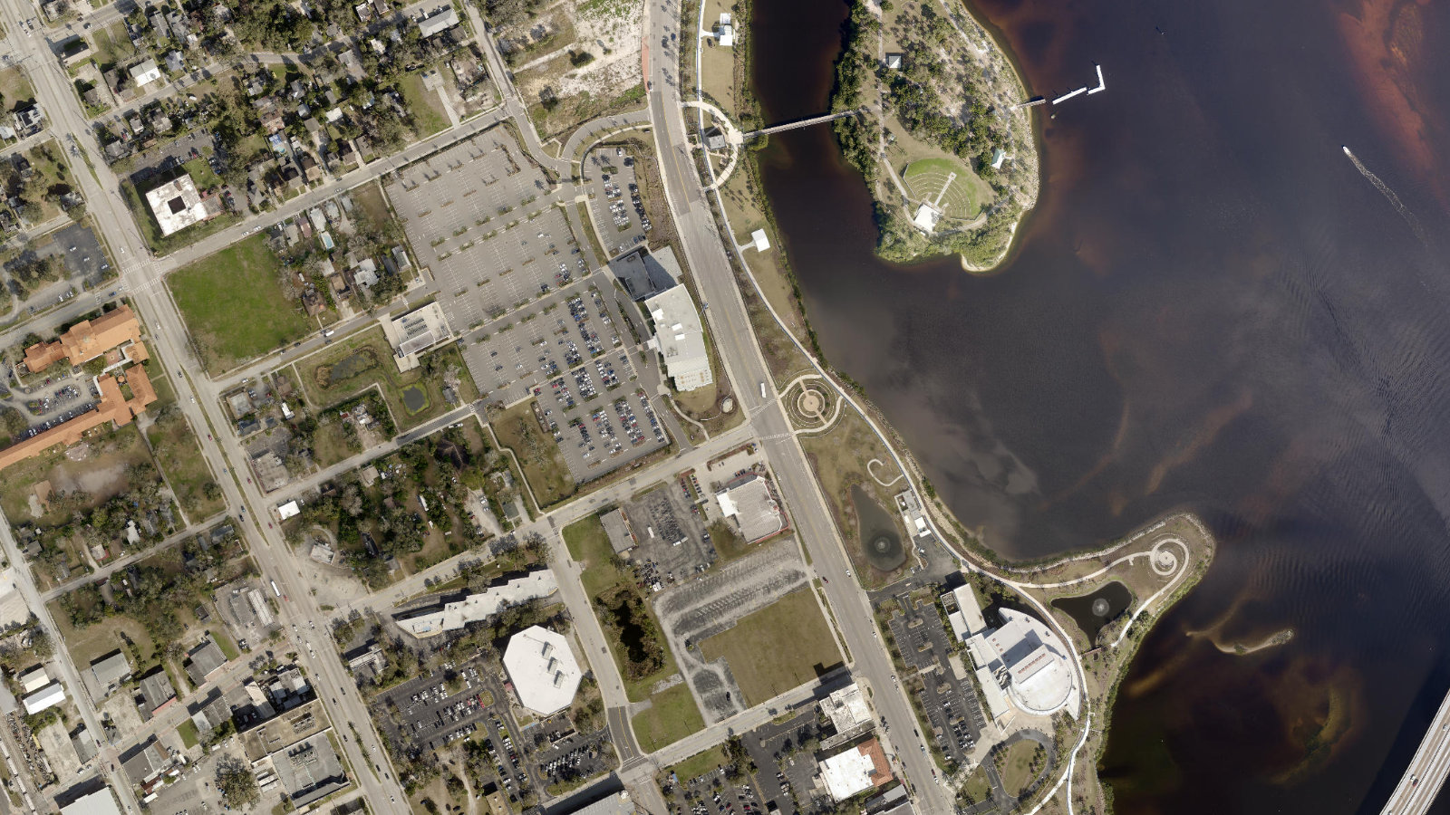 300 N. BEACH STREET, DAYTONA BEACH, FL（本社・衛星）