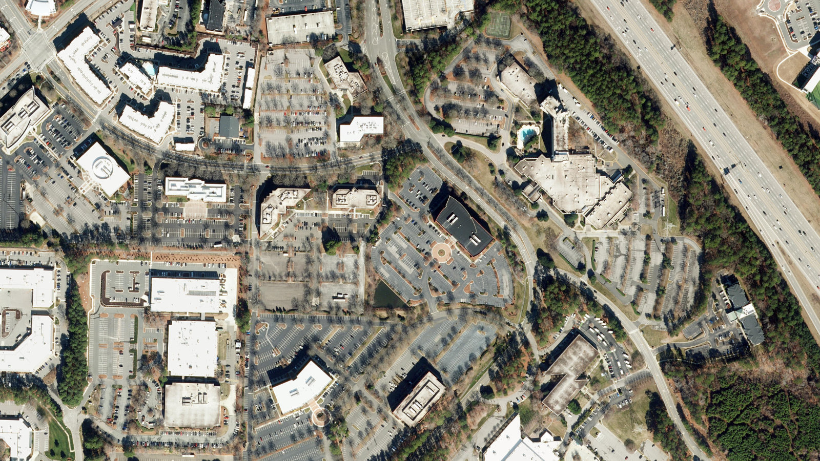 4721 EMPEROR BOULEVARD, DURHAM, NC(本社・衛星)