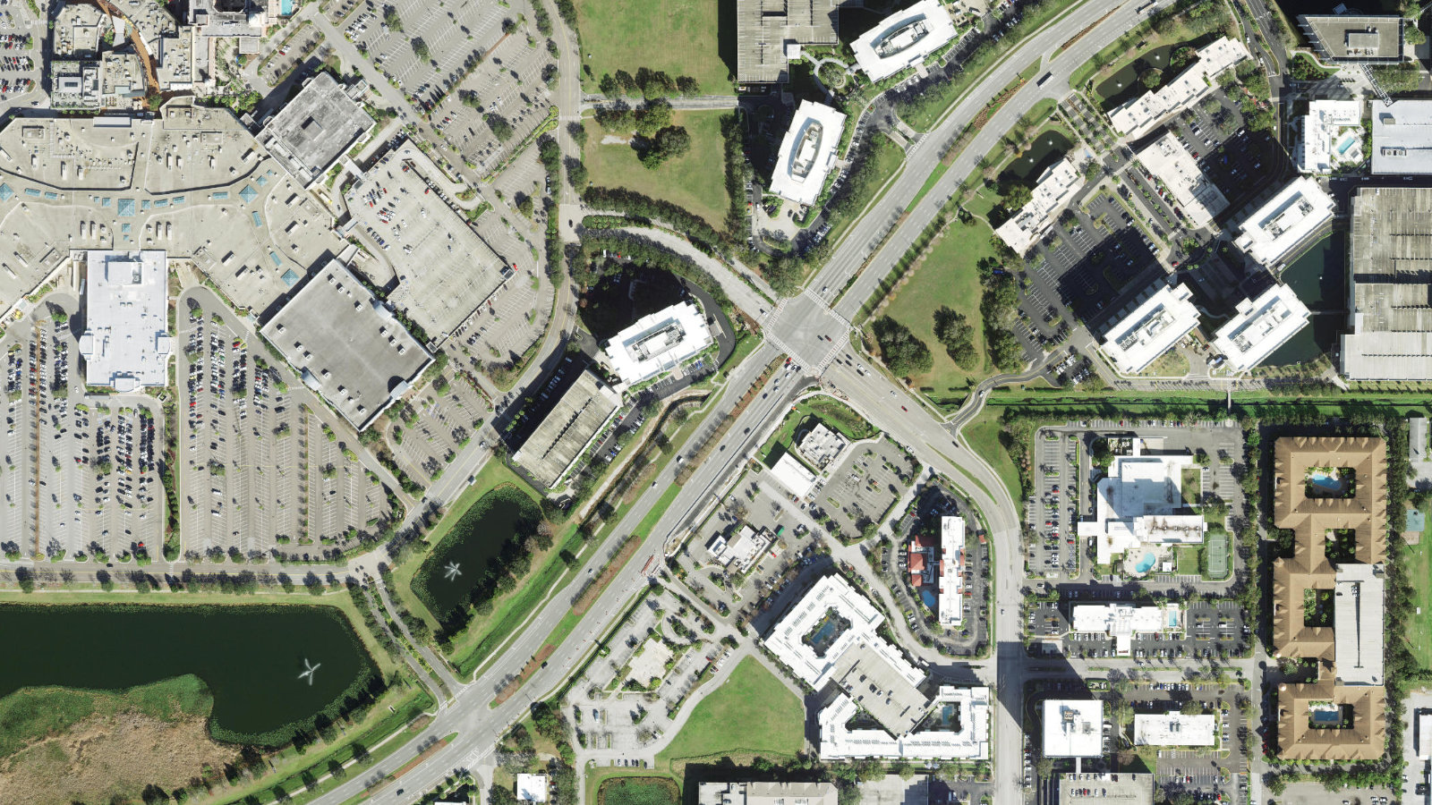 4211 W. BOY SCOUT BLVD., TAMPA, FL（本社・衛星）