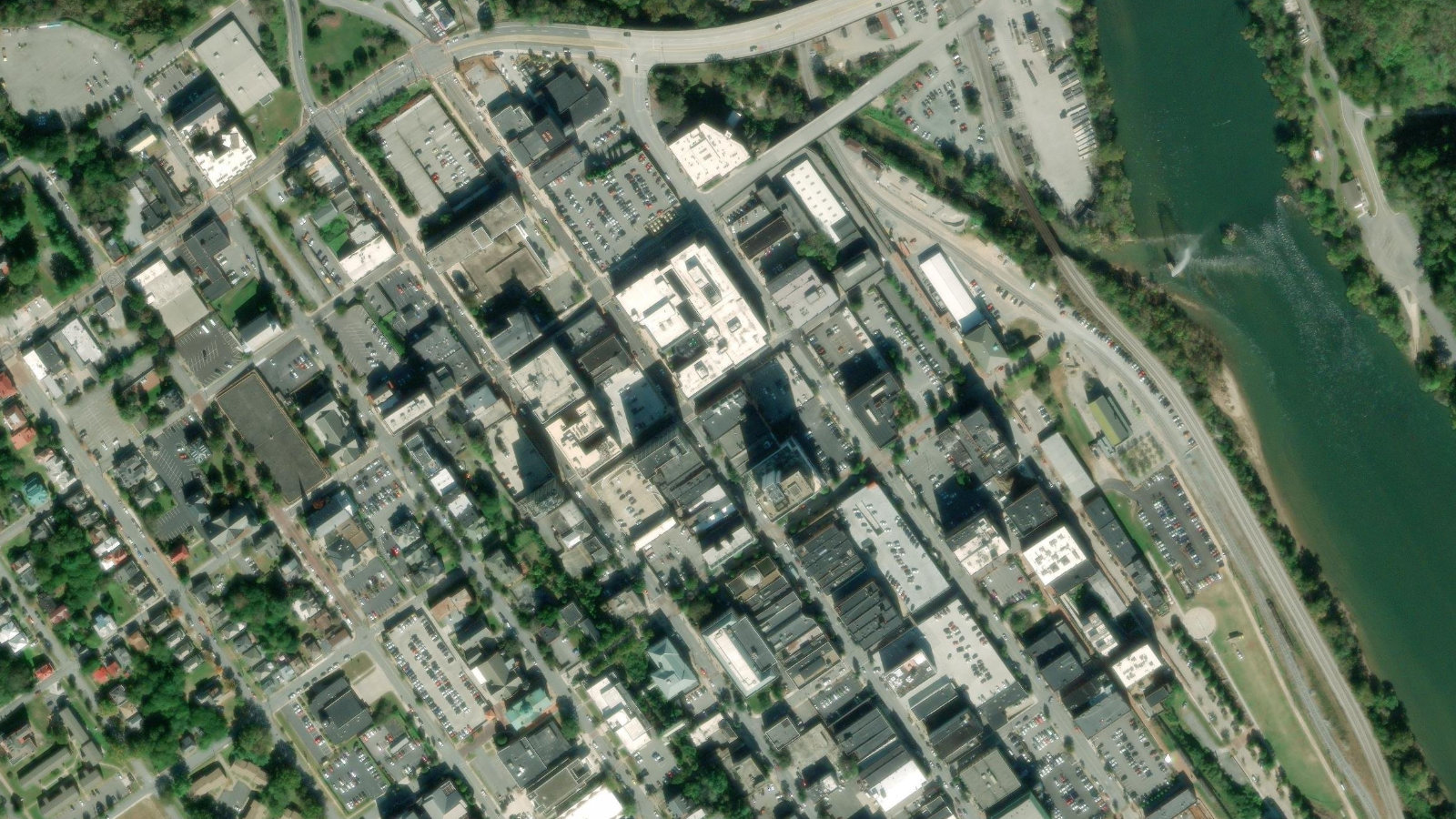 800 MAIN STREET, LYNCHBURG, VA（本社・衛星）