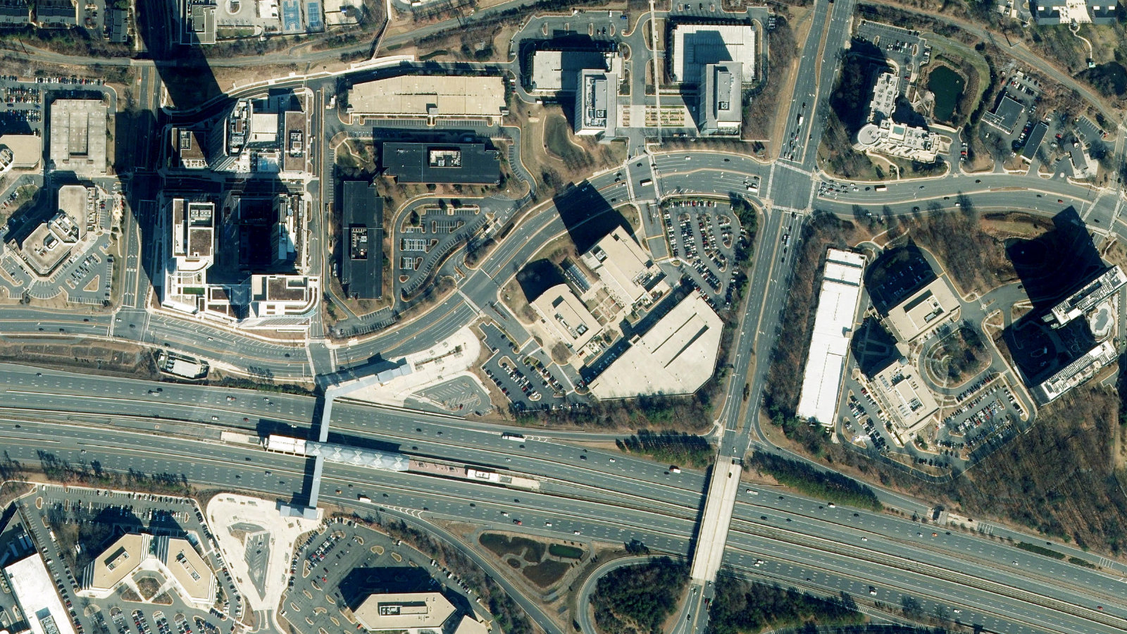 TWO RESTON OVERLOOK, RESTON, VA（本社・衛星）