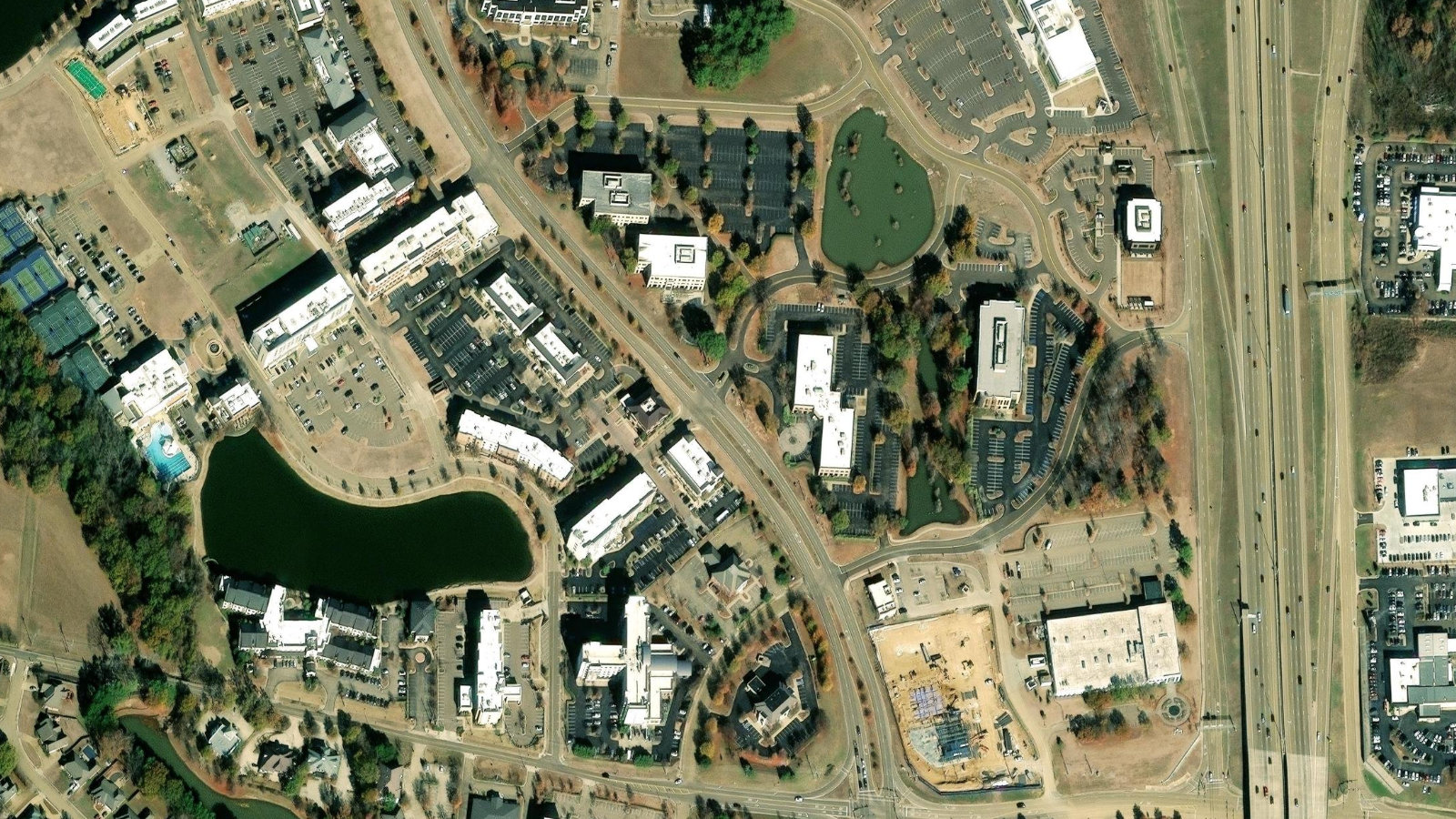 1052 HIGHLAND COLONY PKWY, RIDGELAND, MS（本社・衛星）