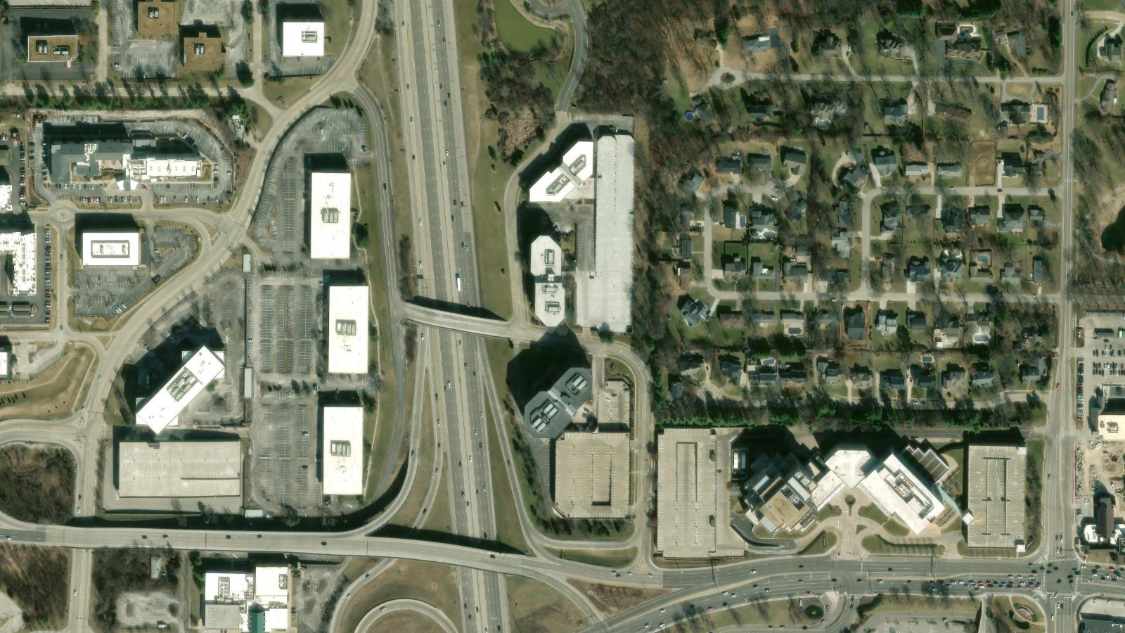 12444 POWERSCOURT DRIVE, ST. LOUIS, MO(本社・衛星)