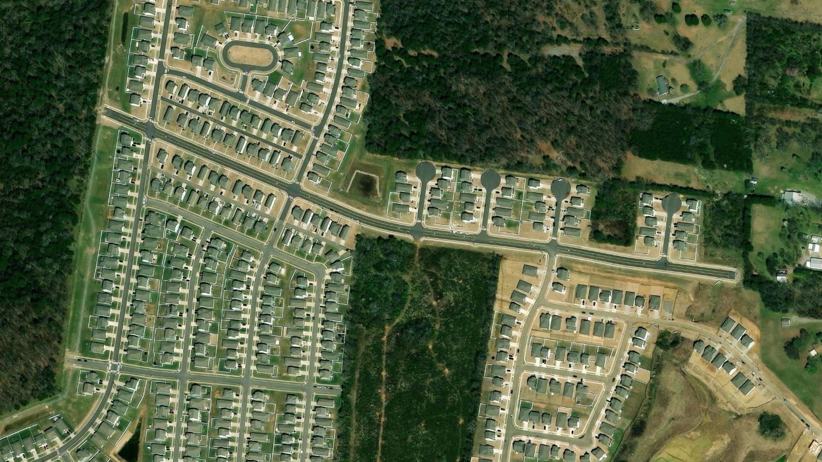 305 S. HARTMANN DRIVE, LEBANON, TN（本社・衛星）