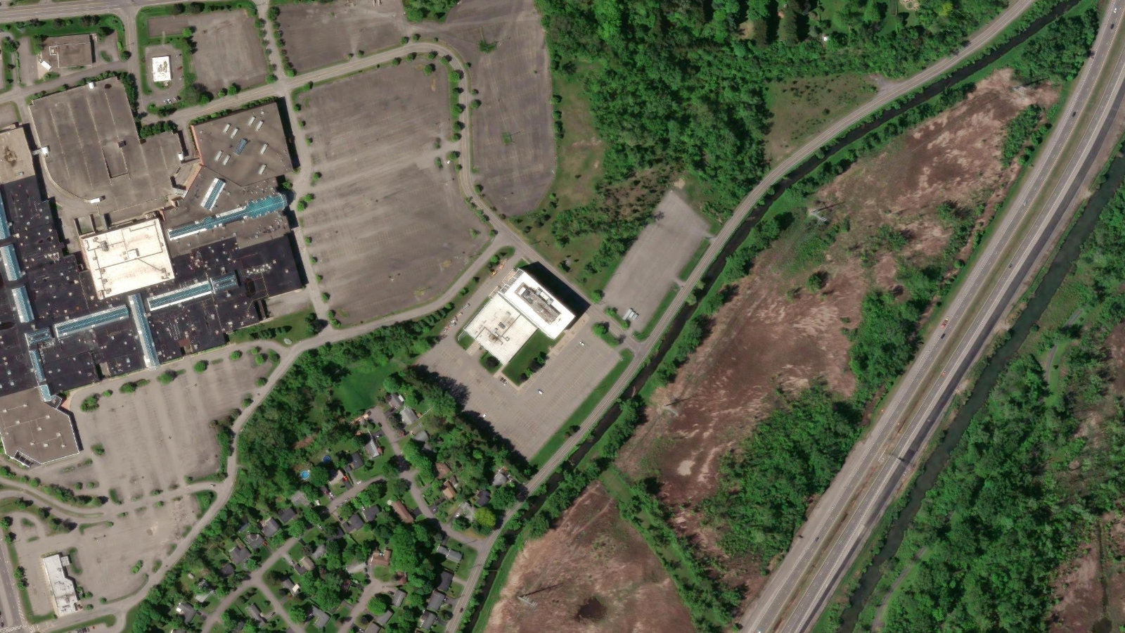 333 BUTTERNUT DRIVE, SYRACUSE, NY(本社・衛星)