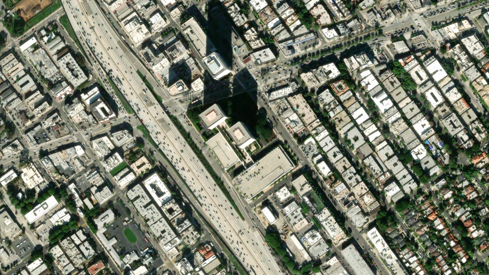11100 SANTA MONICA BLVD., LOS ANGELES, CA(本社・衛星)